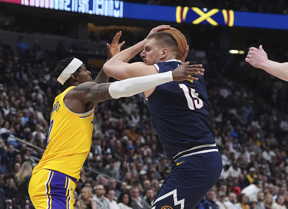 巴萨本赛季3轮已让对手获得12次绝佳机会是西甲最多，皇马仅1次